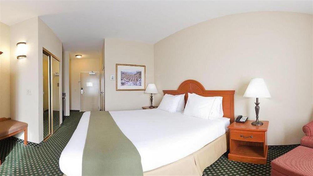 Holiday Inn Express Windsor Sonoma Wine Country By Ihg Bagian luar foto