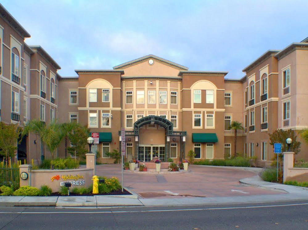 Holiday Inn Express Windsor Sonoma Wine Country By Ihg Bagian luar foto